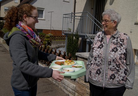 FSJ-Helferin bringt das "Essen auf Rädern"