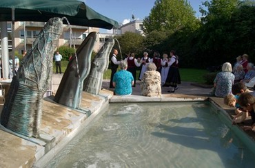 Der Brunnen "Cavalli" von der Güglinger Künstlerin Ursula Stock im Gartacher Hof