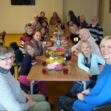 Generationentreffen im Gartenhof