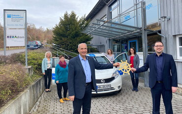 Leitungswechsel bei der Diakonie-Sozialstation Brackenheim-Güglingen: Dieter Reichert (vorne links) hat das „Steuerrad“ an Markus Kopp(vorne rechts) als neuen Geschäftsführer übergeben. Mit im Bild ist das Leitungsteam (v.l.n.r.) Christine Graf, Anke Jedlitschka, Hedwig Stromberg und Alexandra Seile. Foto: agentK/Peter Koch