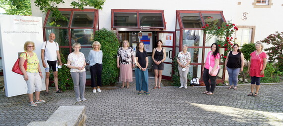Die Teilnehmer beim Seminar Sterbebegleitung vor der Tagungsstätte Jugendhaus Michels-berg bei Cleebronn
