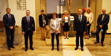 Mit einem feierlichen Gottesdienst in der Brackenheimer Jakobuskirche wurden DSS-Geschäftsführer Dieter Reichert (3.v.r.) und IAV-Leiterin Christine Hafner (5.v.r.) mit großem Bahn-hof verabschiedet und Markus Kopp (2.v.l.) als neuer DSS-Geschäftsführer a