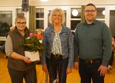 Christine Graf (Bildmitte) verabschiedet sich vom Ambulanten Hospizdienst. Gesch&auml;ftsf&uuml;hrer Markus Kopp (rechts) begr&uuml;&szlig;te als Nachfolgerin Judith Wolf (links)