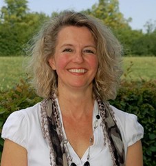 Pflegedienstleisterin Christine Graf berät Sie gerne. Tel. 07135 / 9861-0